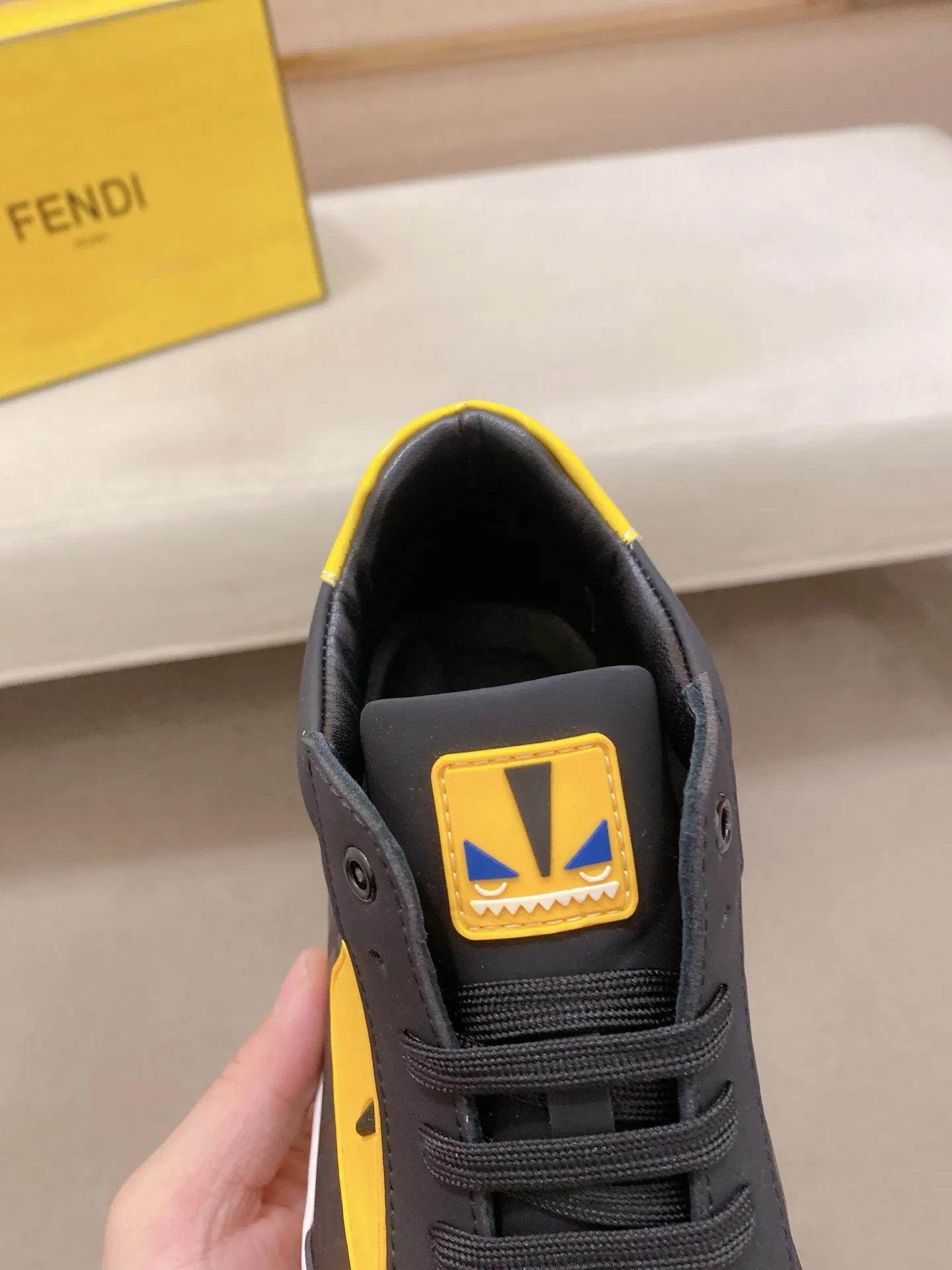 Factory price: 420💰[Fendi] Fendi’s latest men’s casual shoes! Available at counters simultaneously! A one-to-one replica of the original. All imported official website one-to-one cowhide fabric. The interior is made of top-grade sheepskin, and the original factory-supplied rubber outsole is used. Leading new fashion concepts. Matching code: 38-44. (can be customized for 45 non-refundable)